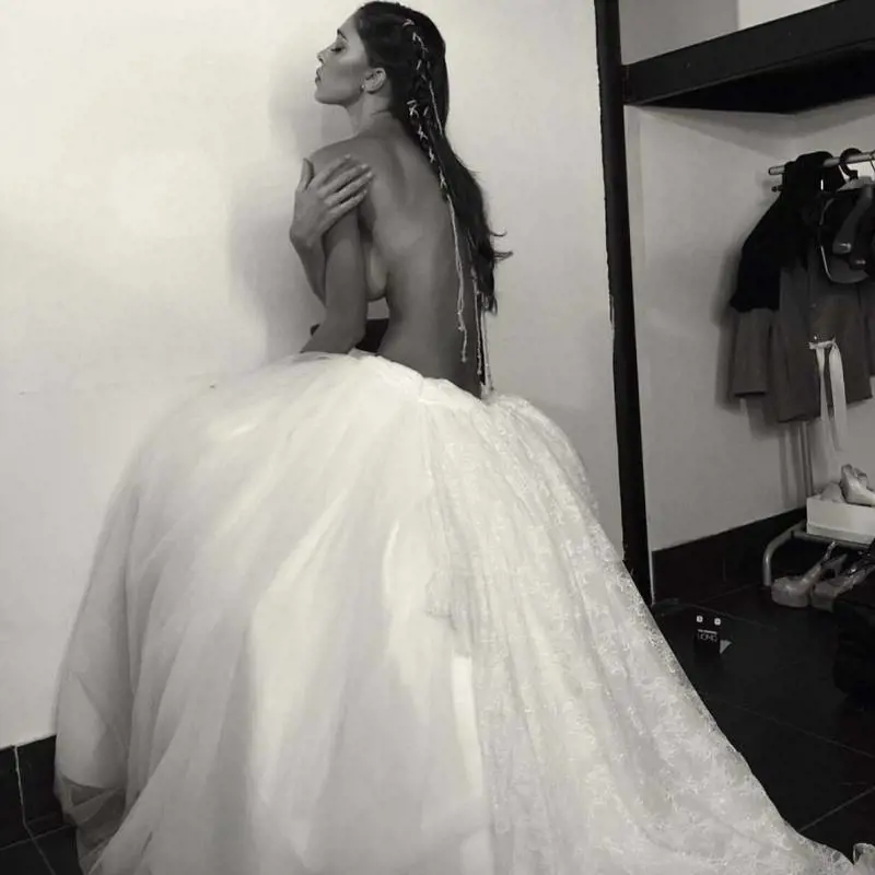 Belen Rodriguez, topless e abito da sposa
