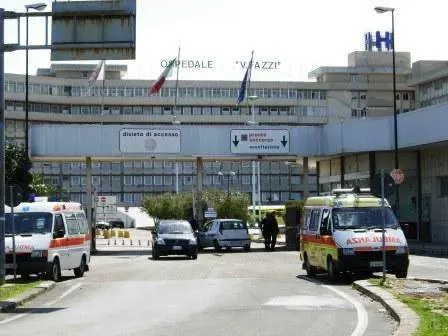 Lecce, travolta da un'auto mentre raggiunge la madre: grave bimba di 4 anni