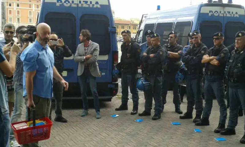 Pescara, il Comune ignora gli abusivi, ma manda i celerini contro Forza Nuova