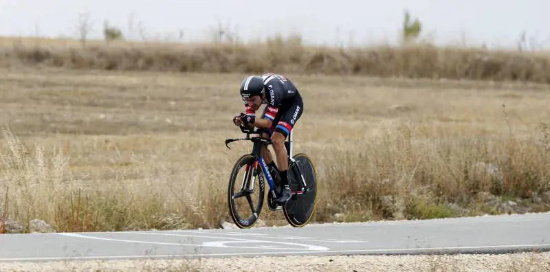 Dumoulin cronomostro, ma Aru resiste a 3''