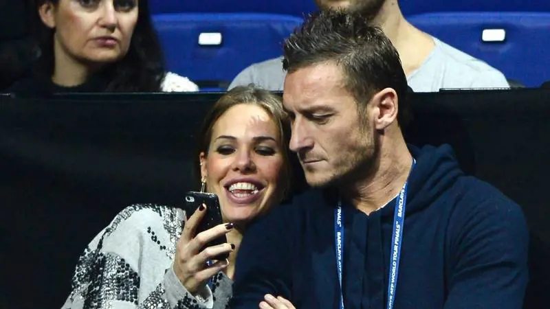"Mi sono stancato di smentire". Totti spegne il gossip sul matrimonio con la Blasi