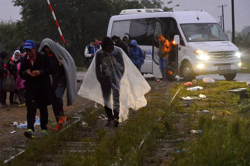 Migranti, l'Ungheria apre anche ai non identificati