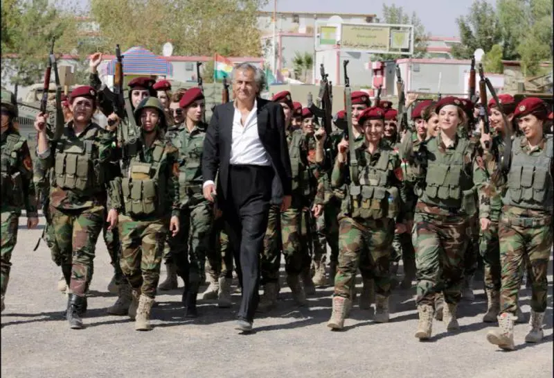 Bernard Henri Levy, o della falsa battaglia contro l'Isis