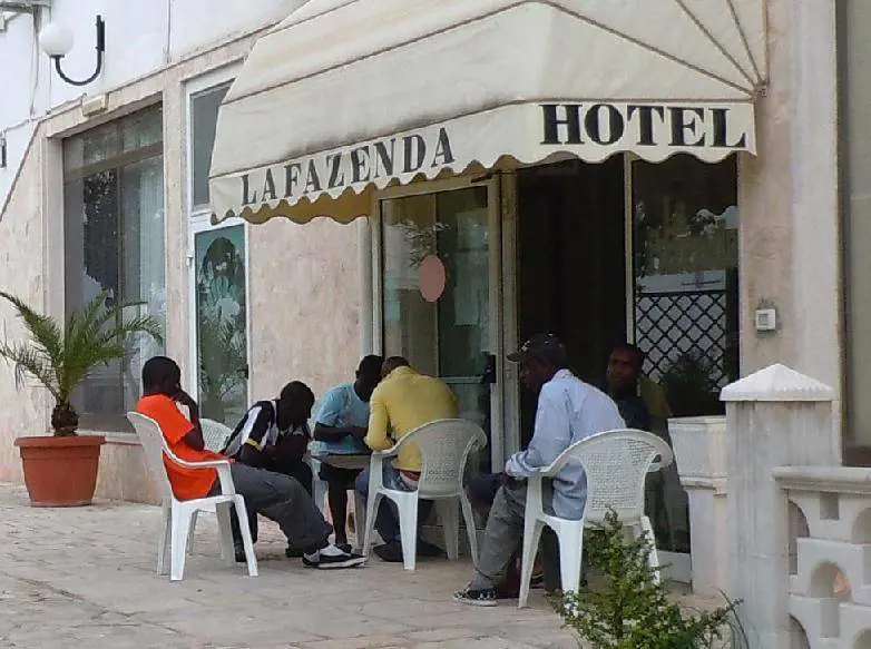 Lega all'attacco: via la licenza agli hotel che ospitano immigrati
