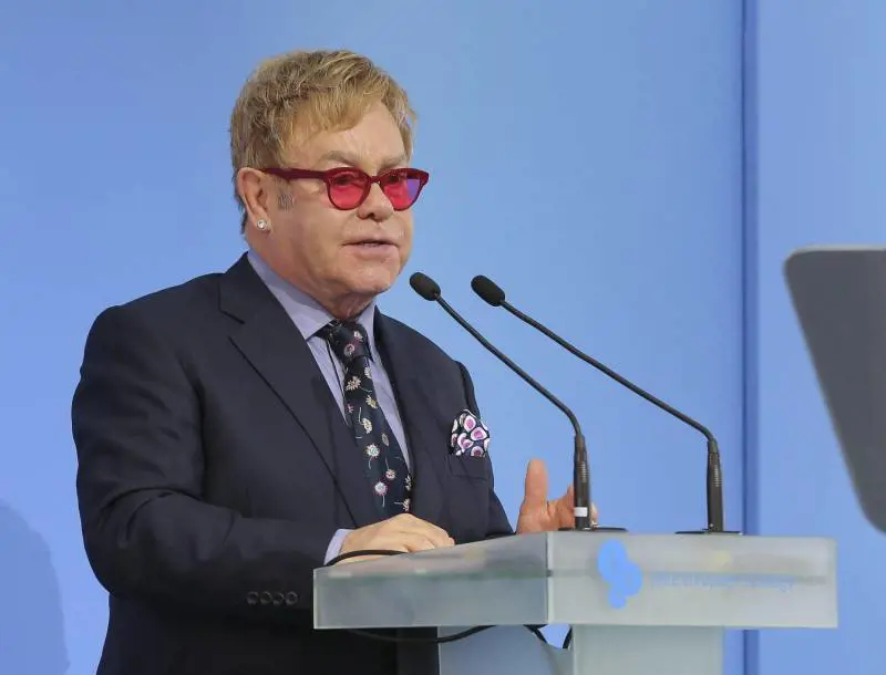 "Putin mi ha chiamato". Ma il Cremlino smentisce Elton John