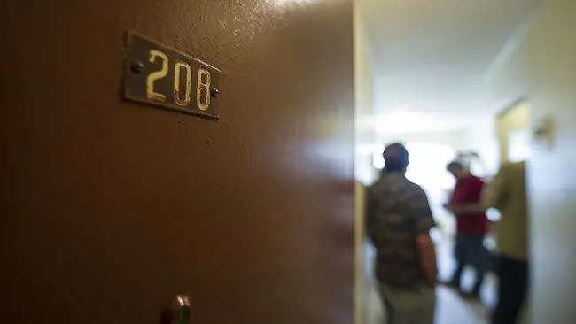 Morta in casa da due anni, i vicini le sigillano la porta per la puzza
