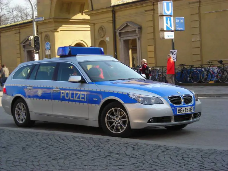 Berlino, jihadista ferisce agente, la polizia lo uccide