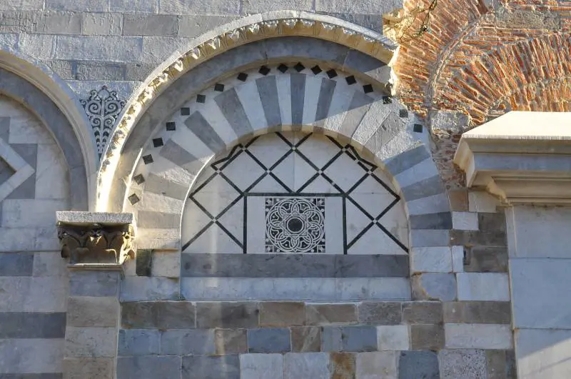 Citazione di Fibonacci riemerge sulla facciata di una chiesa di Pisa