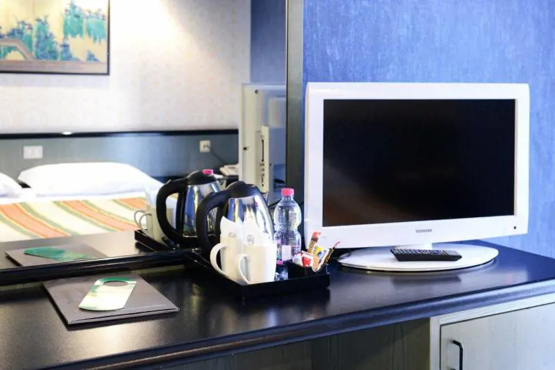 Gli albergatori pagano le pensioni agli attori: tassa sulle tv negli hotel