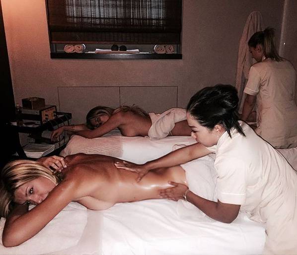 Claudia Galanti, massaggio hot con curve in vista