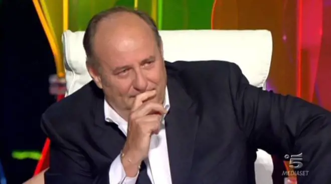 "È stato in terapia intensiva". Poi l'ufficio stampa di Gerry Scotti smentisce