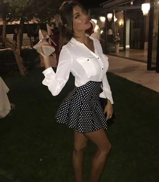 Cristina Buccino, scalza è meglio: tacchi a spillo out per una notte