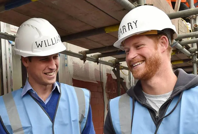 I principi William e Harry muratori per un giorno