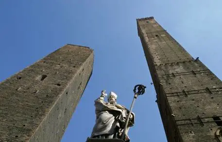 Bologna scivola sull'acronimo: adesso è in un mare di Cacca