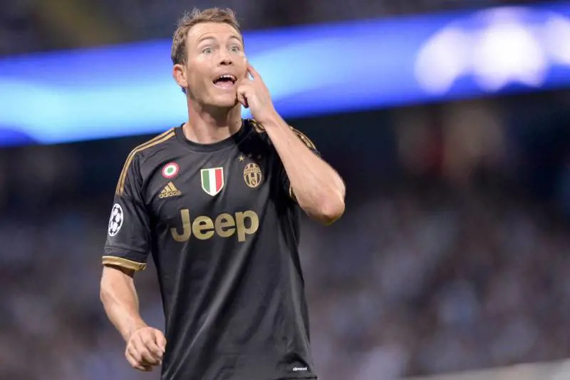 Dani Alves mette alla porta Lichtsteiner: l'Inter ci pensa
