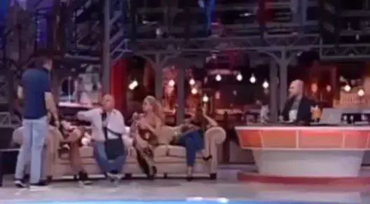 Romania, rissa in diretta tv: scopre il tradimento e picchia la compagna incinta