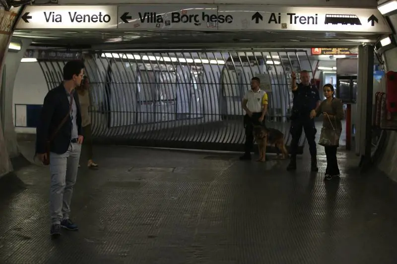 L'annuncio choc in metro: "Buttamo 'sta sigaretta o t'a devo ficca'...?"