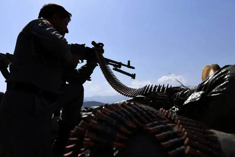 Un uomo delle forze afghane impegnato contro i talebani