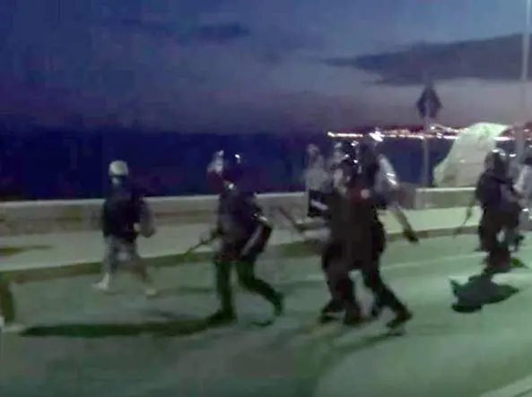 Ventimiglia, blitz all’alba:  migranti sgomberati dagli scogli