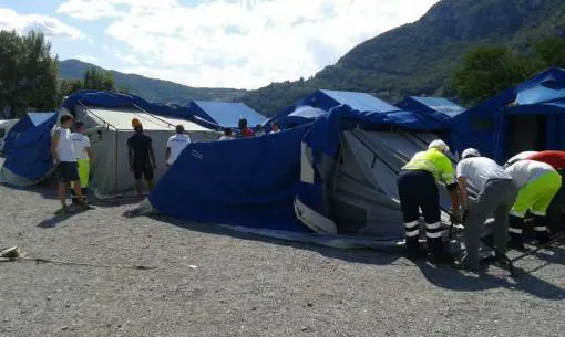 Profughi, bottiglie di urina contro le tende dei migranti