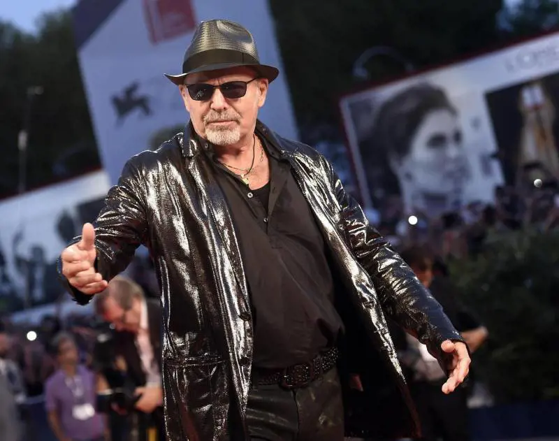 Vasco Rossi contro Facebook per un topless: "È liberatorio"