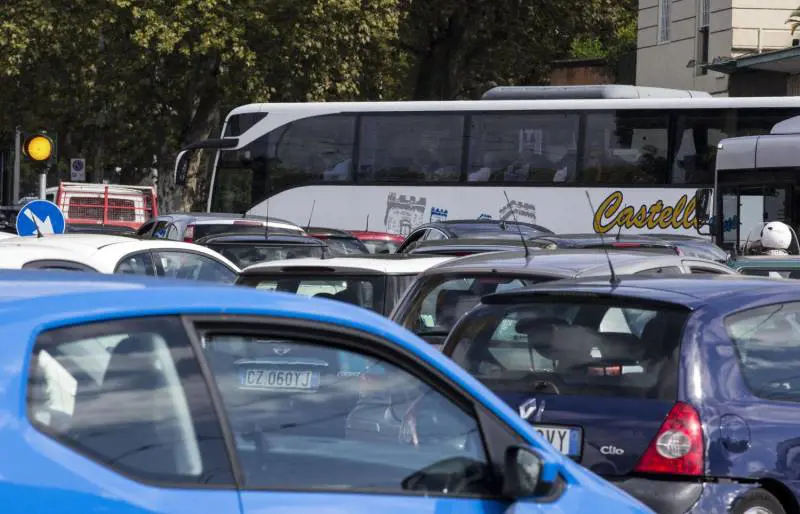 Smog, De Magistris blocca le auto per sei giorni