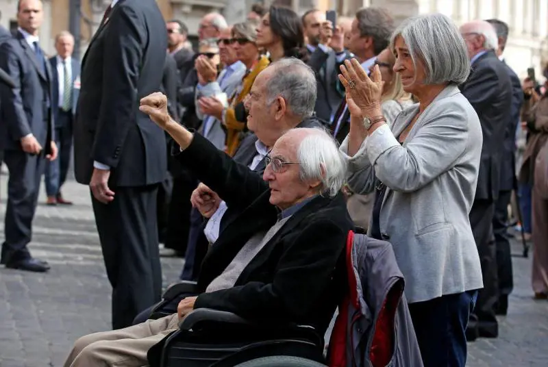 L'ultimo schiaffo alla storia: torna di moda il pugno chiuso