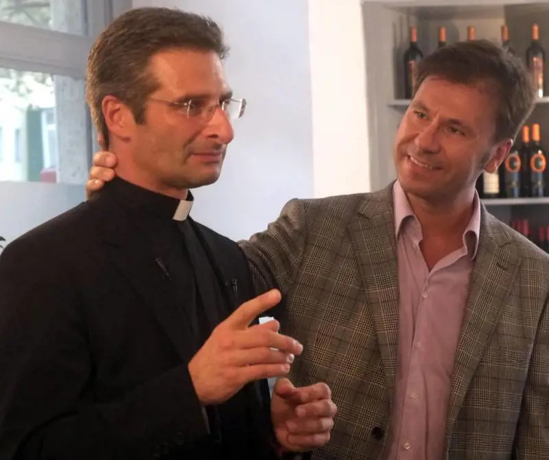 L'indiscrezione su Charamsa: "Ha frequentato un noto attore"