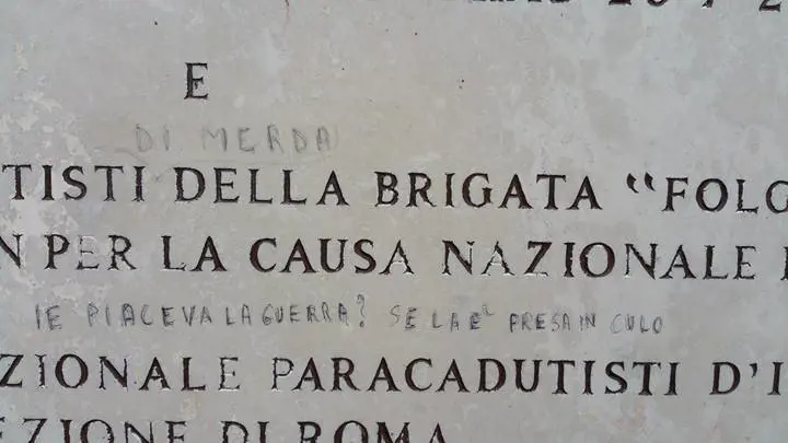 Roma, sfregiata la lapide di David Tobini