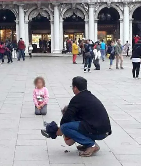 Degrado a Venezia: papà spoglia bimba per fare la cacca in San Marco