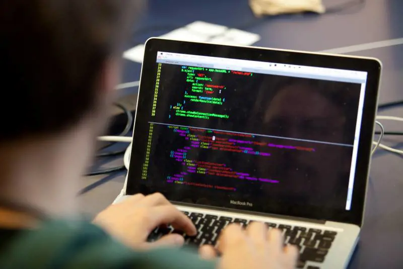 Individuato l'hacker della piattaforma Rousseau: è un 22enne veneto