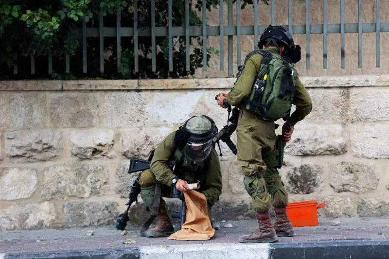 Soldati israeliani ricaricano i lacrimogeni durante una manifestazione a Betlemme