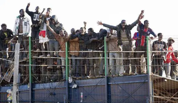 A Ceuta sale la tensione, continui i tentativi dei profughi di penetrare in Spagna