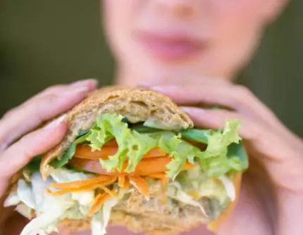 Il 37% dei vegetariani cede alla carne quando alza un po' troppo il gomito