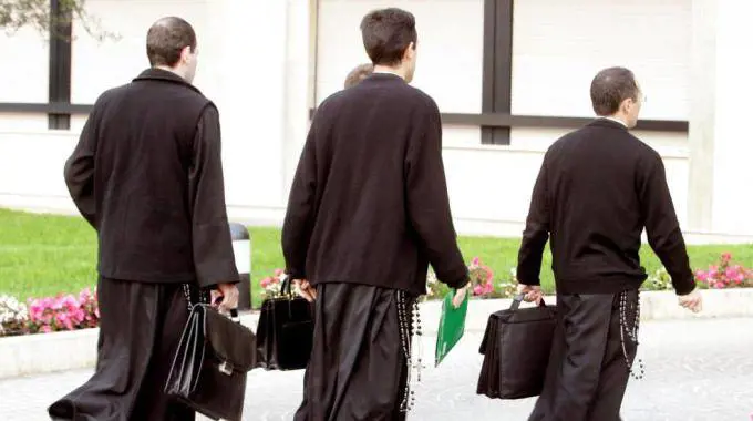 "Sono solo malati". Sacerdote si scaglia contro i gay