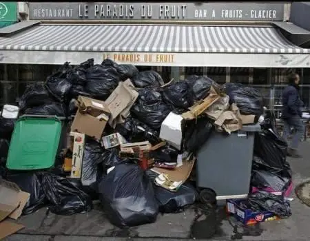Lo sciopero degli spazzini che mette in ginocchio Parigi