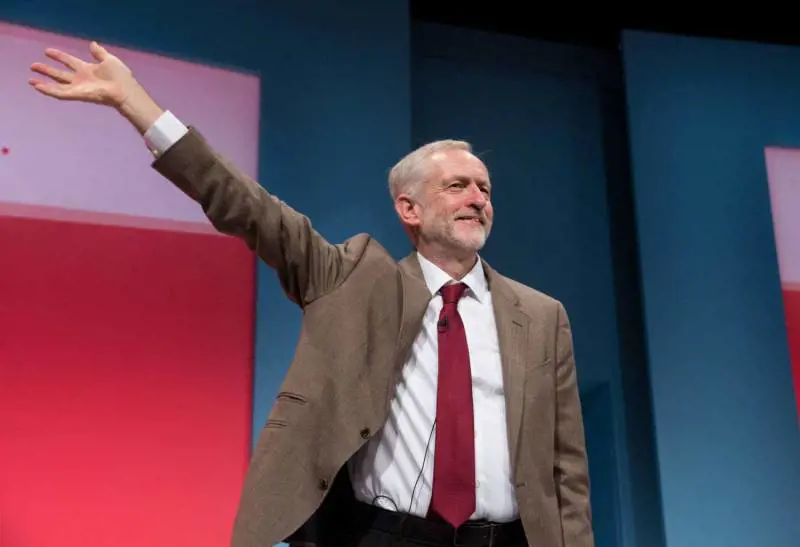 Jeremy Corbyn non si inchina e la Regina lo punisce