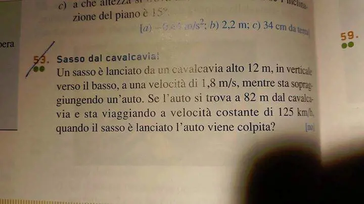 Al macero il libro di fisica con l'esercizio sui sassi dal cavalcavia