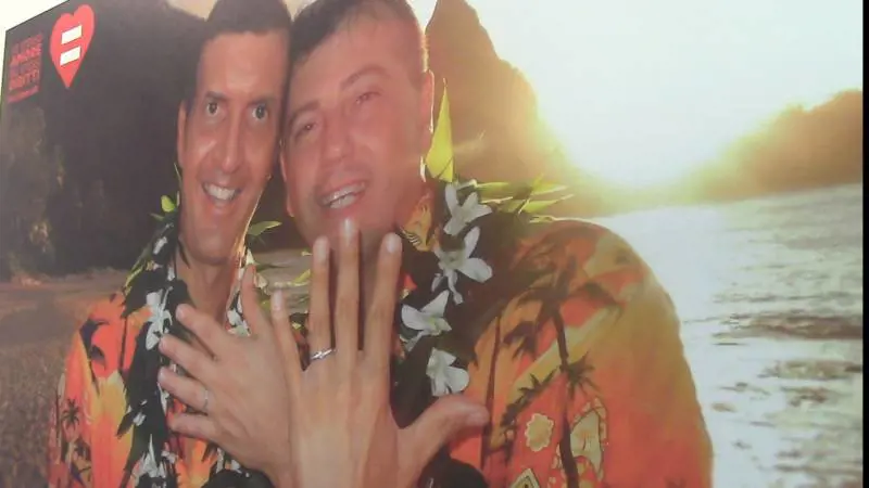 Bologna, da rossa ad arcobaleno per accogliere la farsa del Gay Bride