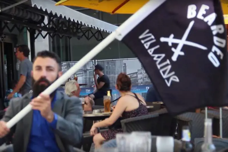 Svezia, scambiati per l'Isis. Barba e vessillo nero, ma sono solo eccentrici