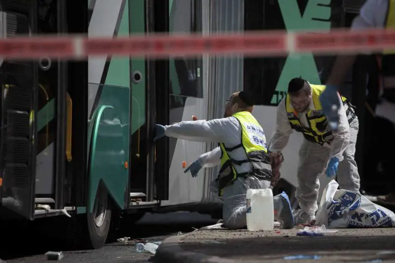 Israele nel terrore, tre i morti. Hamas esulta: "Eroi da imitare"