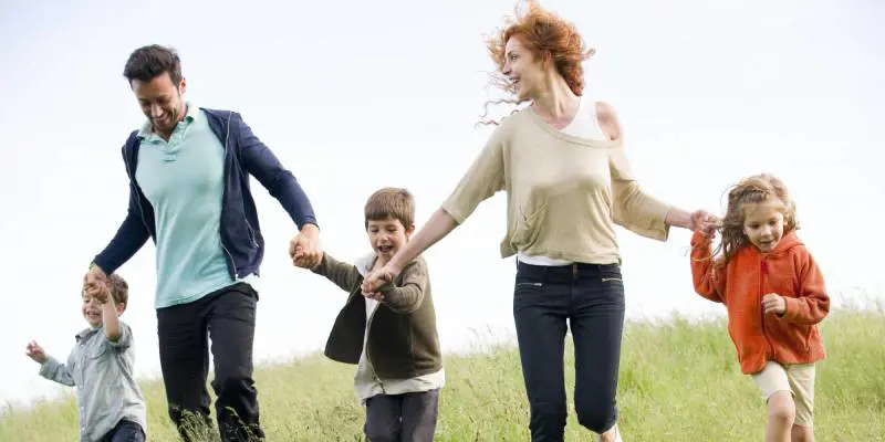 Invece di importare immigrati aiutiamo le famiglie a far figli