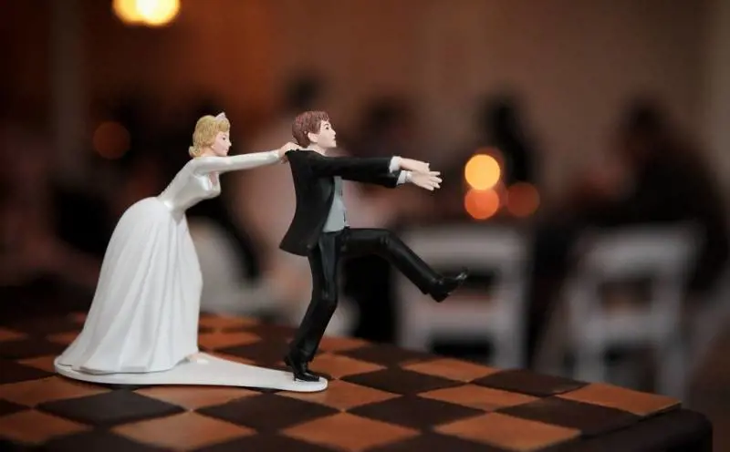 La molla sull'altare: uomo condannato a risarcire la ex