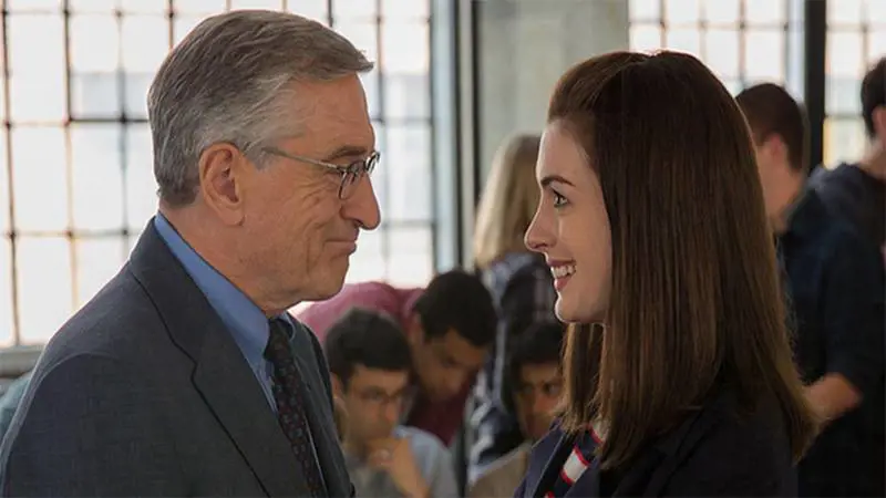 "Lo stagista inaspettato", risate con De Niro e Hathaway 