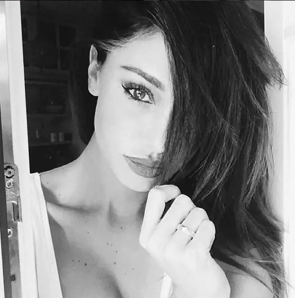 Belen replica alla Lucarelli: "Nel mio bar non voglio chi offende mio figlio"