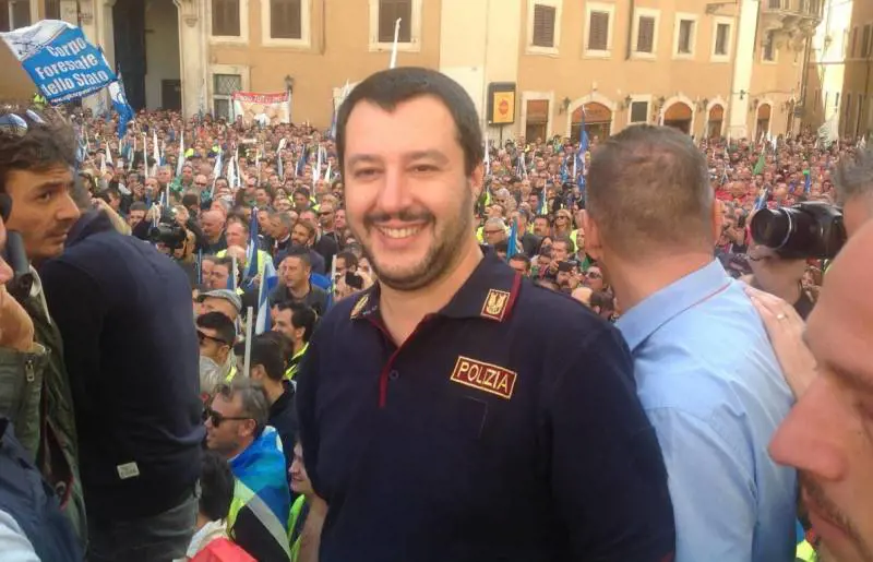 Divise originali o contraffatte? Il capo della polizia contro Salvini