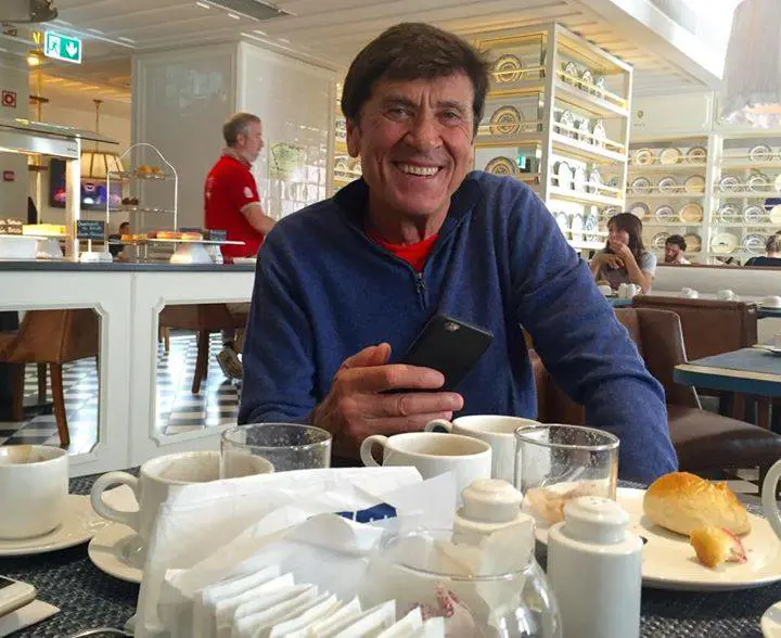 Gianni Morandi inchiodato da una foto: non è lui a gestire i social