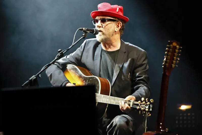 De Gregori canta i suoi "non classici" con un piccolo aiuto dei suoi amici...