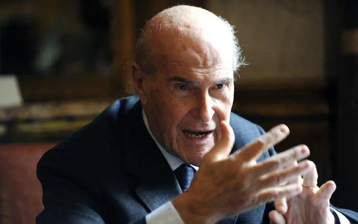 Veronesi: "Vaccini obbligatori, deve pensarci lo Stato"