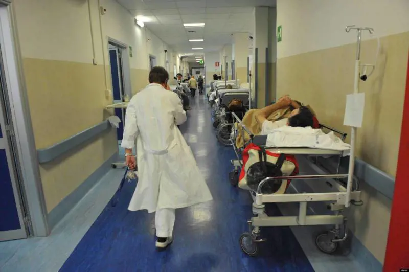Napoli, negli ospedali pazienti ricoverati tra la spazzatura